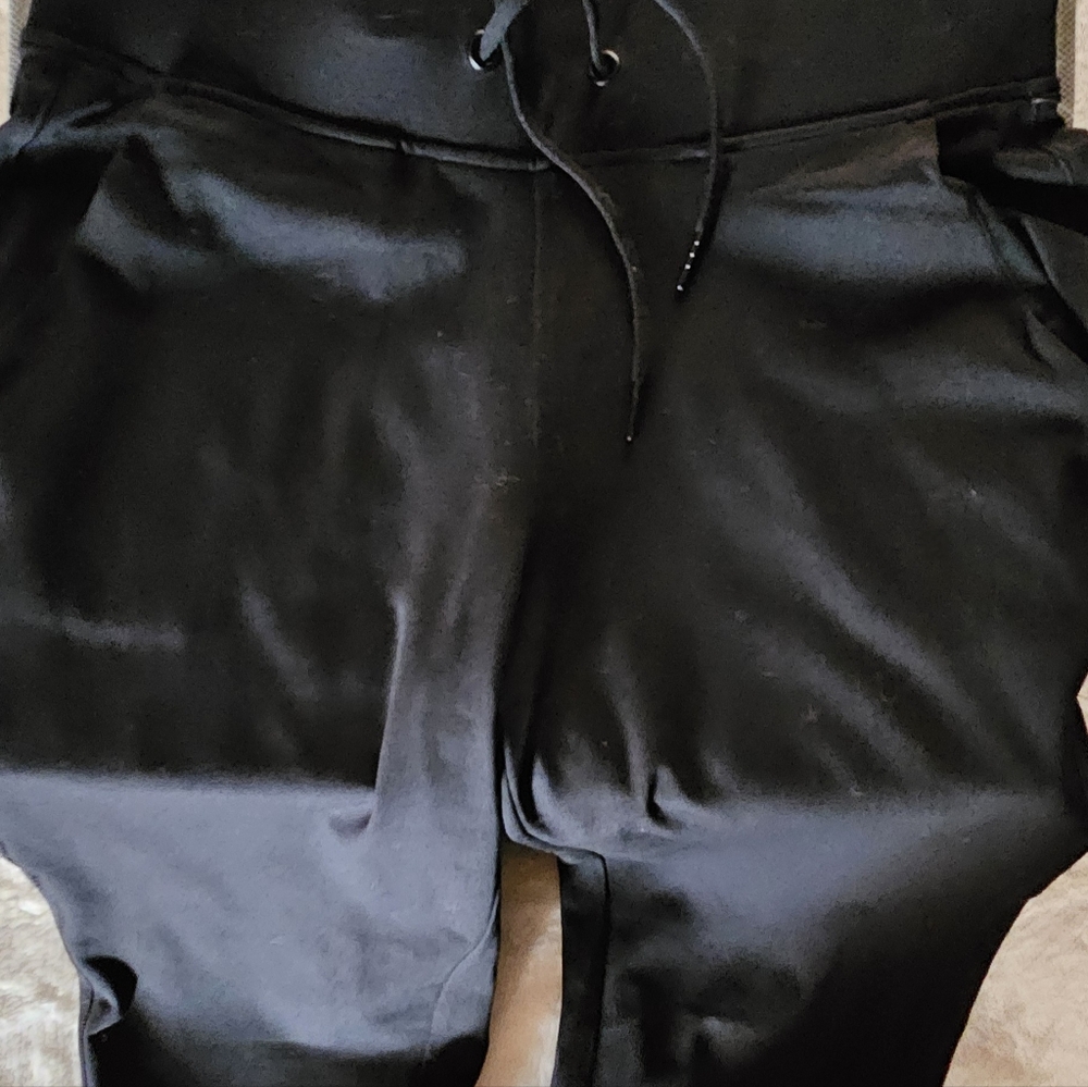 Sleek Black Leggings - Picture 3 of 7